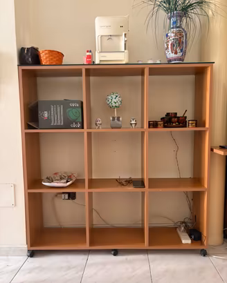 Libreria/scaffale in legno con rotelle e piano in