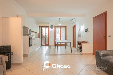 Pirri. Ampio trivano con veranda e p. auto