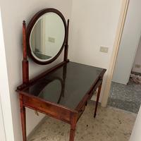 Toletta in legno vintage con specchiera tonda