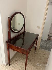 Toletta in legno vintage con specchiera tonda