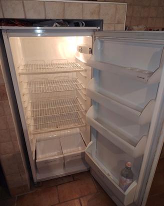 Frigorifero bianco da incasso