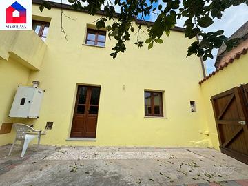 Casa ristrutturata con cortile - Agenzia Siamocasa