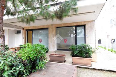 NEGOZIO A RICCIONE