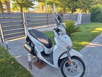 Honda Sh 300.