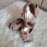 Scarpe donna con tacco beige.