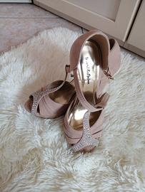 Scarpe donna con tacco beige.