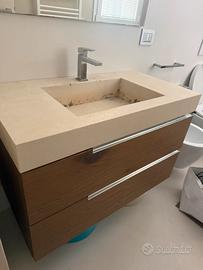 Mobile bagno con lavabo in resina e rubinetto