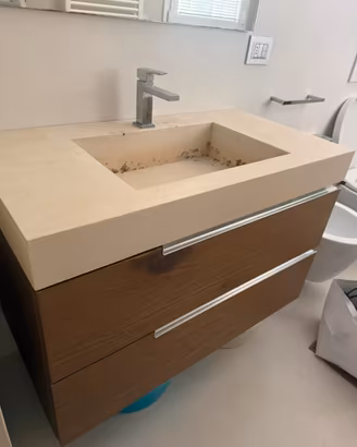 Mobile bagno con lavabo in resina e rubinetto