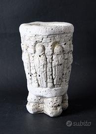 Antico vaso votivo in travertino.