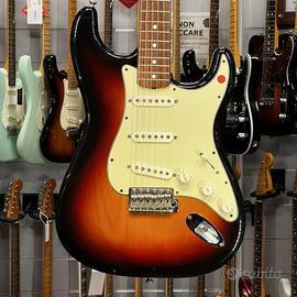 FENDER - CLASSIC 60 STRATOCASTER SUNBURST 2009