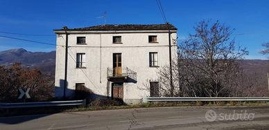 Villa di 200 m² con 5 locali e box auto a Varsi