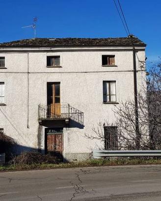 Villa di 200 m² con 5 locali e box auto a Varsi