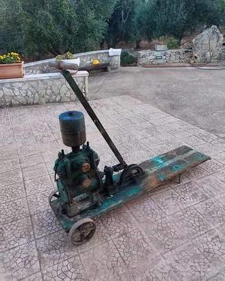 Antica pompa per travaso vino