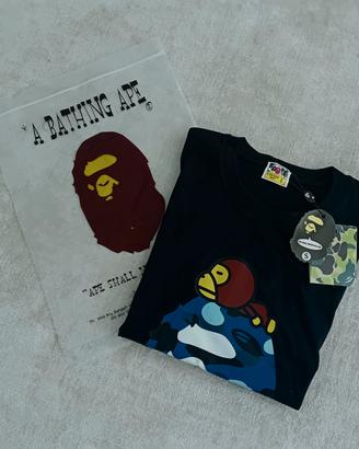 maglietta nera e blu bape