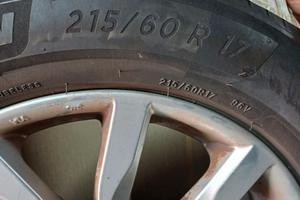 4 cerchi in lega con valvole elettroniche e gomme