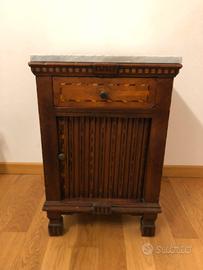 Comodino Antico – Noce e Marmo con Serrandina