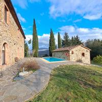 Casale in pietra con piscina e terreno