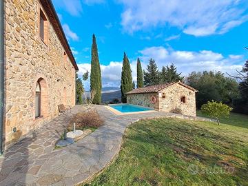 Casale in pietra con piscina e terreno
