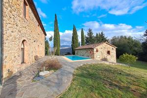 Casale in pietra con piscina e terreno
