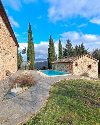 Casale in pietra con piscina e terreno