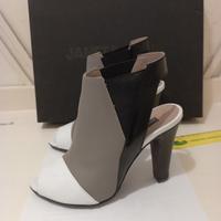 sandalo in pelle, elegante ed originale. Spuntato 