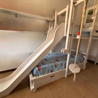 Letto a castello con scivolo