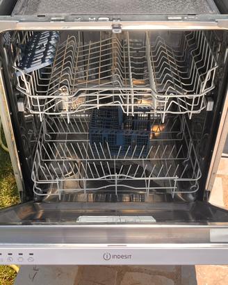 Lavastoviglie da incasso Indesit Mod. DIF 14B1 A