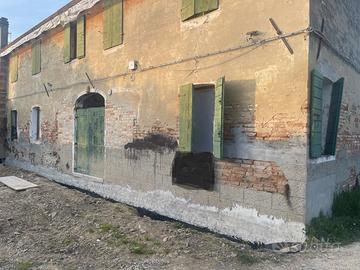 Ampio rustico su due livelli da ristrutturare