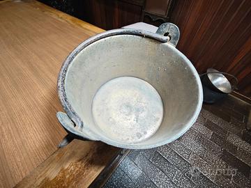 Pentola in bronzo fuso