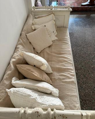 Divano / letto antico con materasso e cuscini