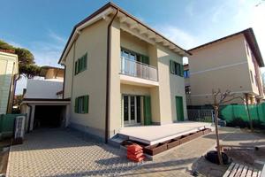 Villa di 212 m² con più di 5 locali e box auto a P