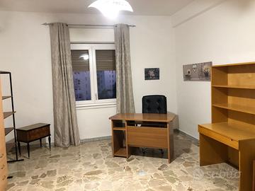 Camere singole arredate per studentesse