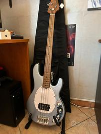 Sterling Stingray by MusicMan con amplificatore