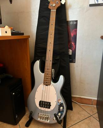 Sterling Stingray by MusicMan con amplificatore