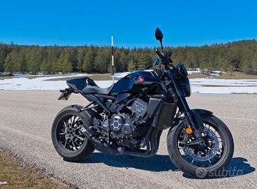 Cb1000r Black Edition 2023 con scarico Leo Vince 