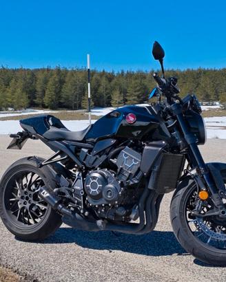 Cb1000r Black Edition 2023 con scarico Leo Vince 