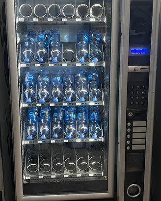 Distributore bevande e snack