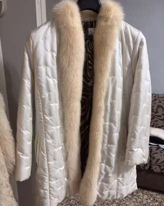 Cappotto trapuntato con colletto di volpe vera