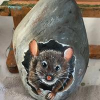 Sasso dipinto a mano. Il topo.