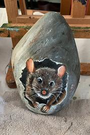 Sasso dipinto a mano. Il topo.