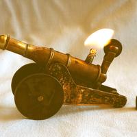 Accendino a forma di cannone