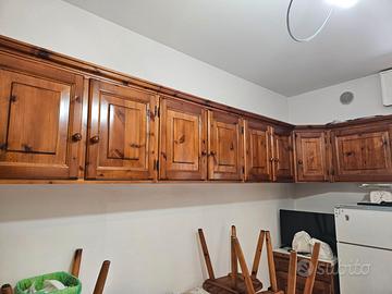 Tavolo e mobili da cucina