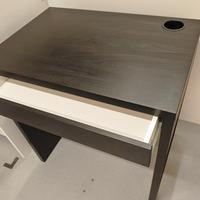 Scrivania PC con cassetto