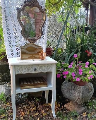Comodino francese