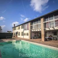 Particolare casa di campagna con piscina ed ampio