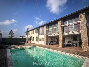 Particolare casa di campagna con piscina ed ampio