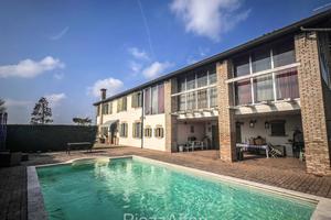 Particolare casa di campagna con piscina ed ampio