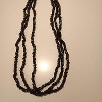 Collana a tre fili di corallo nero.