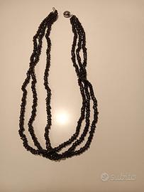 Collana a tre fili di corallo nero.