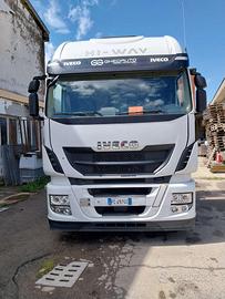 Camion scarrabile con gru